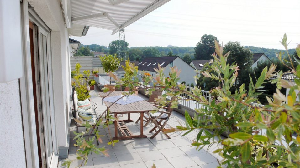 Immobilienmakler Gerdt Menne verkauft eine Neuwertige Wohnung in Bochum-Linden Ansicht Terrasse