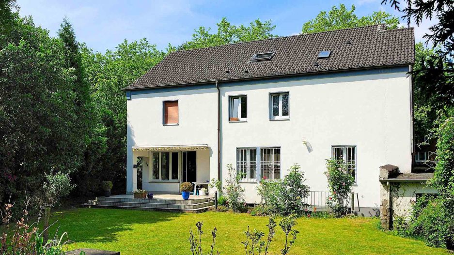 Immobilienmakler Bochum Gerdt Menne Haus kaufen Bochum Villa in Bochum Ehrenfeld hier Gartenansicht