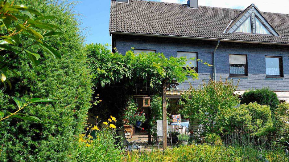 Immobilienmakler Bochum Gerdt Menne Haus kaufen Bochum Einfamilienhaus in Bochum Stiepel hier Gartenansicht