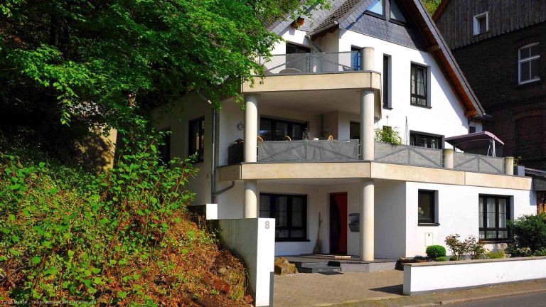 Immobilienmakler Bochum Gerdt Menne Haus kaufen Bochum Architektenhaus in Bochum Dahlhausen hier Ausssenansicht