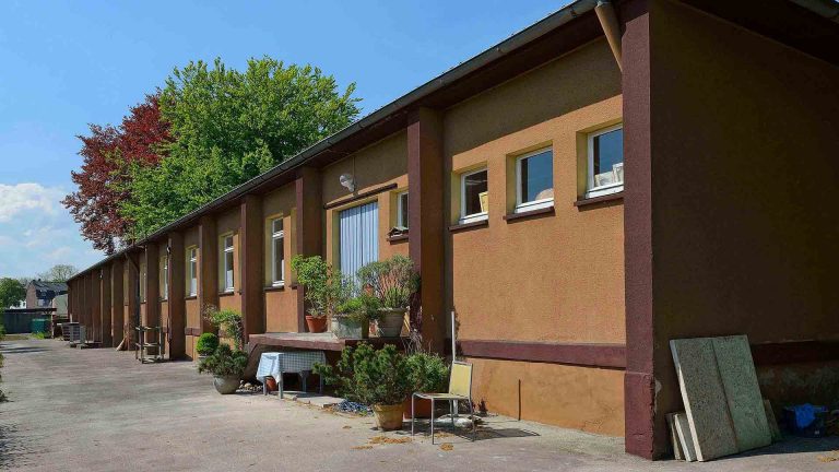 Immobilienmakler Bochum Gerdt Menne Haus kaufen Bochum Gewerbeimmobilie in Bochum Wattenscheid hier Aussenansicht