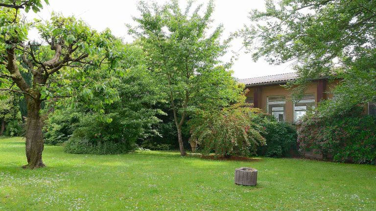 Immobilienmakler Bochum Gerdt Menne Haus kaufen Bochum Gewerbeimmobilie in Bochum Wattenscheid hier Garten