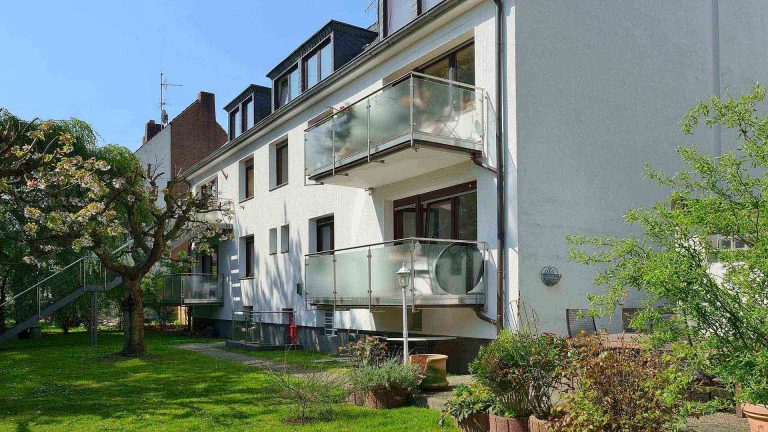 Immobilienmakler Bochum Gerdt Menne Haus kaufen Bochum Mehrfamilienhaus in Bochum Wattenscheid hier Aussenansicht