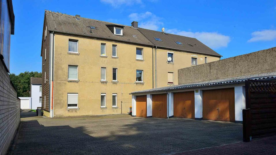 Immobilienmakler Bochum Gerdt Menne Haus kaufen Bochum Mehrfamilienhaus in Bochum Wattenscheid hier Hinteransicht