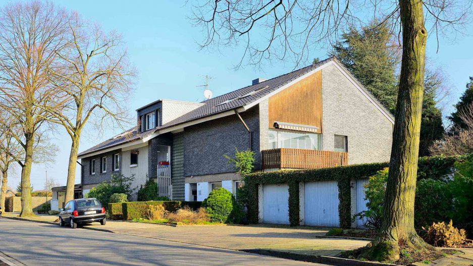 Immobilienmakler Bochum Gerdt Menne Haus kaufen Bochum Mehrfamilienhaus in Bochum Guennigfeld hier Aussenansicht