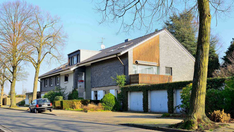 Immobilienmakler Bochum Gerdt Menne Haus kaufen Bochum Mehrfamilienhaus in Bochum Guennigfeld hier Aussenansicht