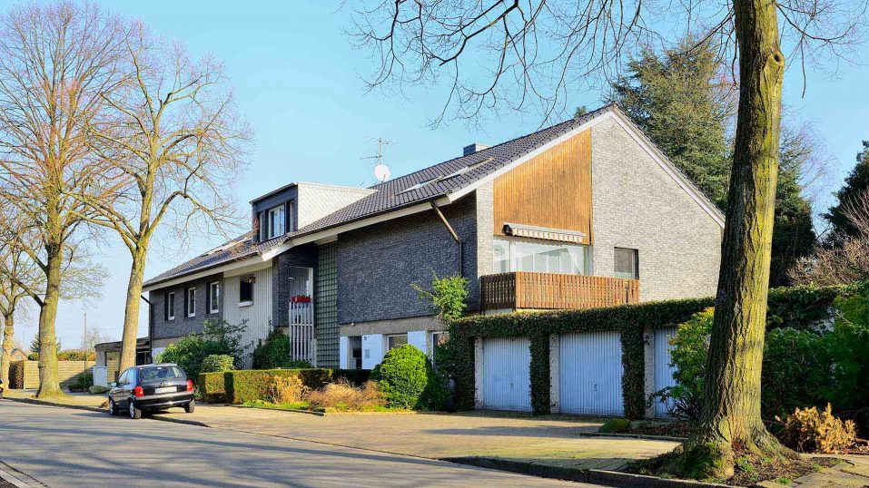 Immobilienmakler Bochum Gerdt Menne Haus kaufen Bochum Mehrfamilienhaus in Bochum Guennigfeld hier Aussenansicht