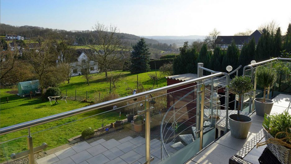 Immobilienmakler Bochum Gerdt Menne Haus kaufen Bochum Doppelhaus in Bochum Stiepel hier Aussenansicht