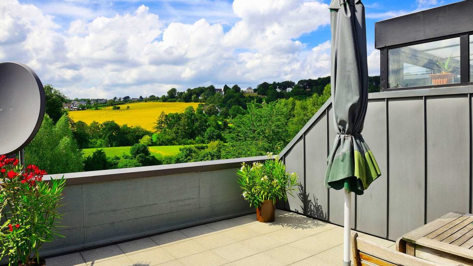 Immobilienmakler Bochum Gerdt Menne Haus kaufen Bochum Einfamilienhaus in Bochum Stiepel hier Terrasse