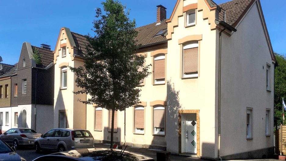 Immobilienmakler Bochum Gerdt Menne Haus kaufen Bochum Mehrfamilienhaus in Bochum Riemke hier Strassenansicht