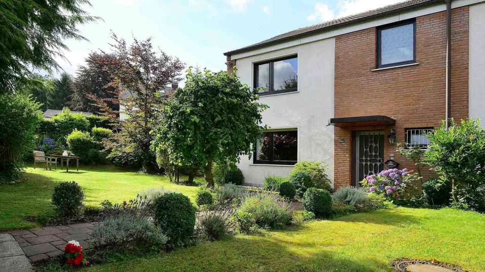 Immobilienmakler Bochum Gerdt Menne Haus kaufen Bochum Reihenendhaus in Bochum Weitmar hier Aussenansicht