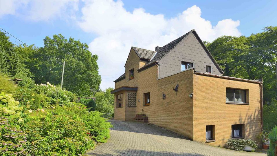 Immobilienmakler Bochum Gerdt Menne Haus kaufen Bochum Vierfamilienhaus in Bochum Linden hier Aussenansicht