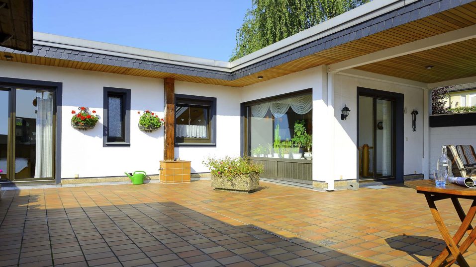 Immobilienmakler Bochum Gerdt Menne Haus kaufen Bochum Winkelbungalow in Bochum Westenfeld hier Aussenansicht