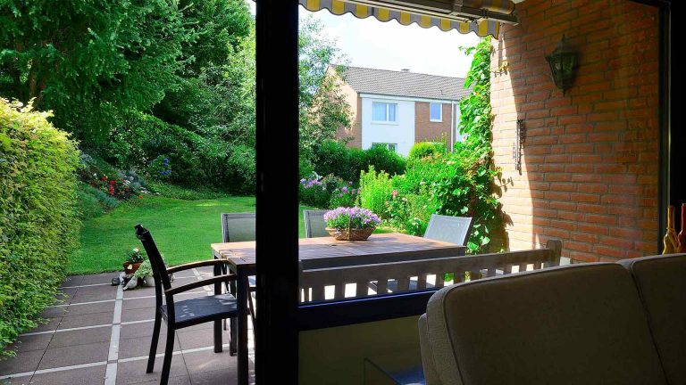 Immobilienmakler Bochum Gerdt Menne Haus kaufen Bochum Reihenendhaus in Bochum Weitmar hier Terrasse