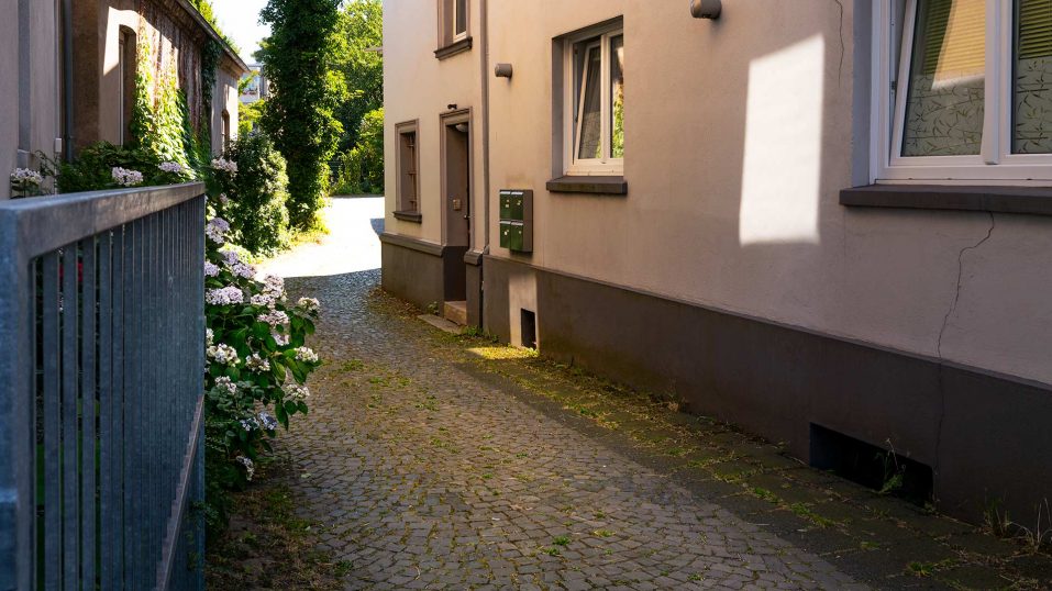 Immobilienmakler Bochum Gerdt Menne Haus kaufen Bochum Mehrfamilienhaus in Bochum Langendreer hier Einfahrt