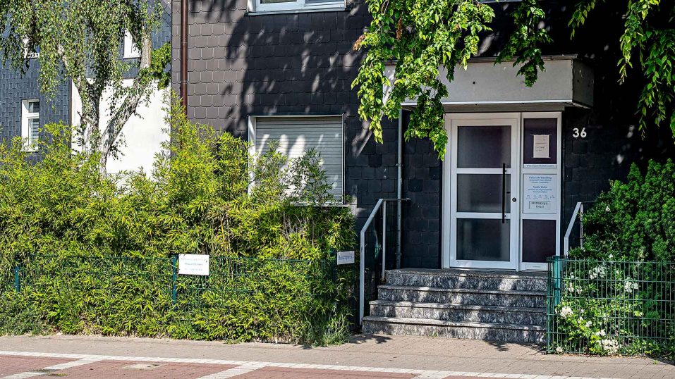 Immobilienmakler Bochum Gerdt Menne Haus kaufen Bochum Mehrfamilienhaus in Bochum Linden hier Strassenansicht