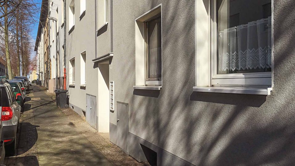 Immobilienmakler Bochum Gerdt Menne Haus kaufen Bochum Mehrfamilienhaus in Bochum Hamme hier Rueckansicht