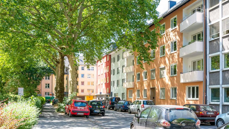 Immobilienmakler Bochum Gerdt Menne Haus kaufen Bochum Mehrfamilienhaus in Bochum Ehrenfeld hier Strassenansicht