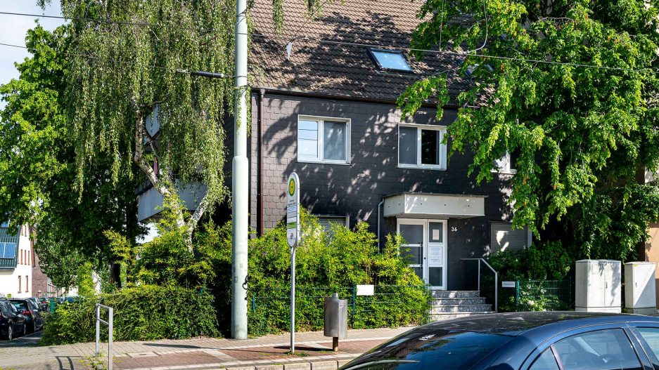Immobilienmakler Bochum Gerdt Menne Haus kaufen Bochum Mehrfamilienhaus in Bochum Linden hier Strassenansicht