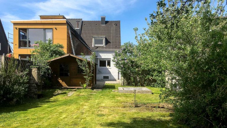 Immobilienmakler Bochum Gerdt Menne Haus kaufen Bochum Siedlungshaus in Bochum Weitmar hier Gartenansicht