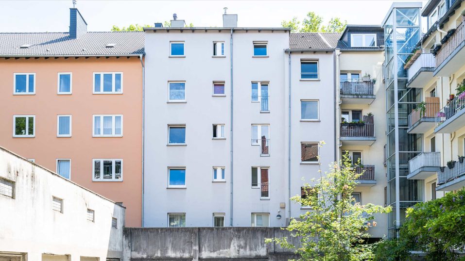 Immobilienmakler Bochum Gerdt Menne Haus kaufen Bochum Mehrfamilienhaus in Bochum Ehrenfeld hier Hofansicht