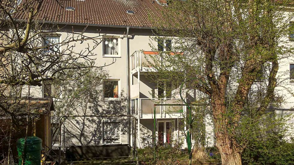 Immobilienmakler Bochum Gerdt Menne Haus kaufen Bochum Mehrfamilienhaus in Bochum Hamme hier Rueckansicht