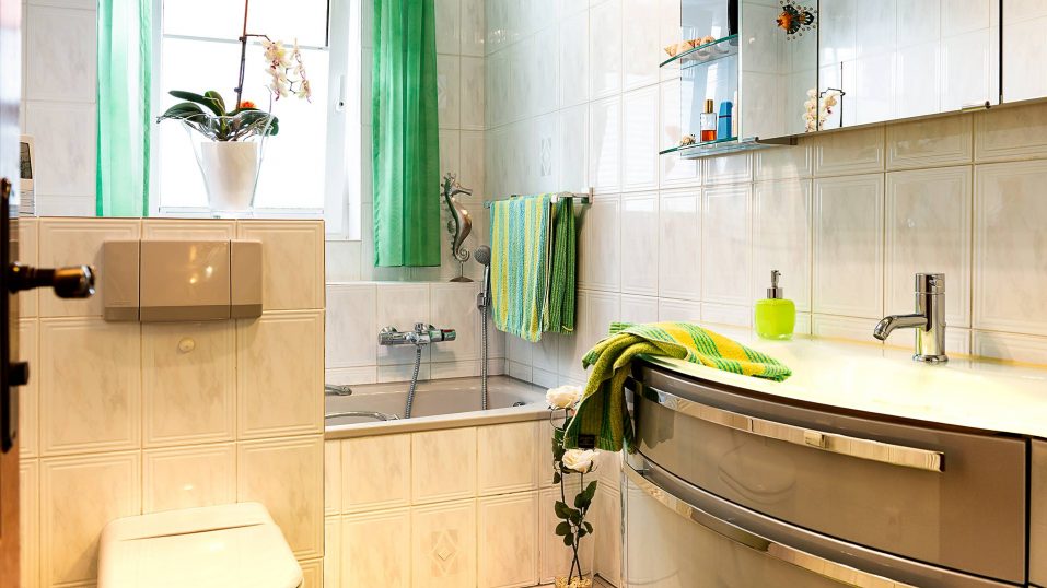 Immobilienmakler Bochum Gerdt Menne Wohnung kaufen Bochum Wohnung in Bochum Harpen hier Ansicht Bad
