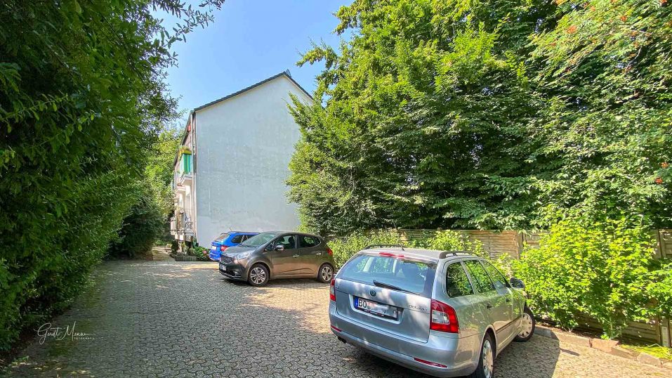 Immobilienmakler Bochum Gerdt Menne Haus kaufen Bochum Mehrfamilienhaus in Bochum-Wiemelhausen hier Ansicht Stellplatzansicht