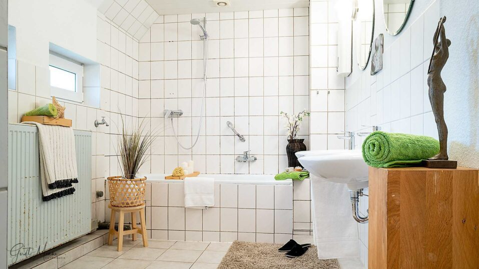 Immobilienmakler Bochum Gerdt Menne Haus kaufen Bochum klassisches Zechenhaus in Bochum Hordel hier Ansicht Bad